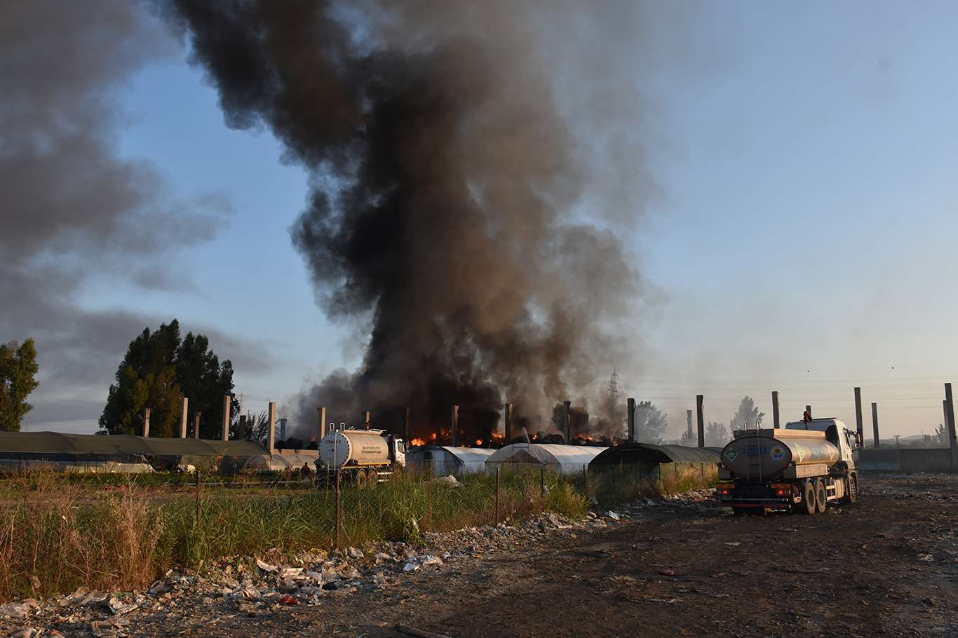 Adana'da geri dönüşüm tesisinin bahçesinde yangın